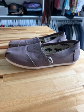 TOMS Classic Canvas Slip-On Shoes in Grey